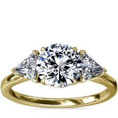 Anillo de compromiso con tres diamantes de talla trillón  en oro amarillo de 18 k (1/3 qt. total)